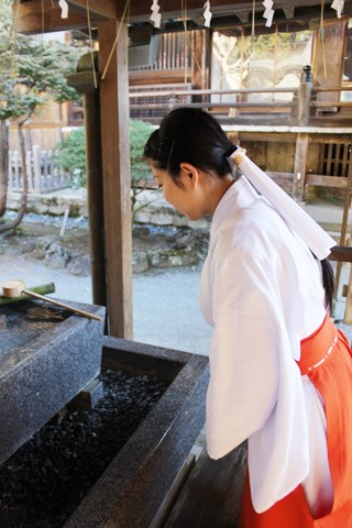 1．軽く会釈をして水盤の前に進みます。