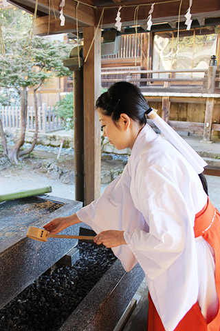 3．柄杓を左手に持ち替え、右手を清めます。