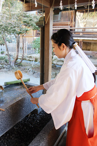 6．次に柄杓を立てて残りの水で柄杓の柄（え）の部分を洗います。