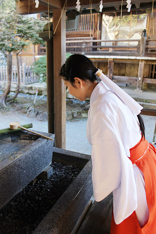 9．軽く会釈をして神前に向かいます。